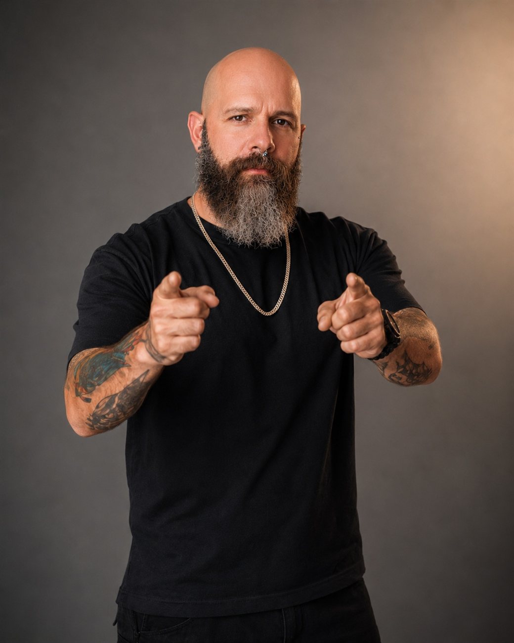 Gabriel Pires, tatuador, em retrato de estúdio